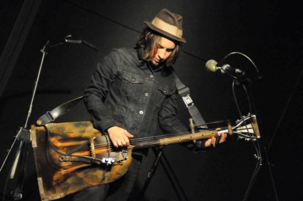 Shovelman plays rock tunes out of barn shovel turned guitar